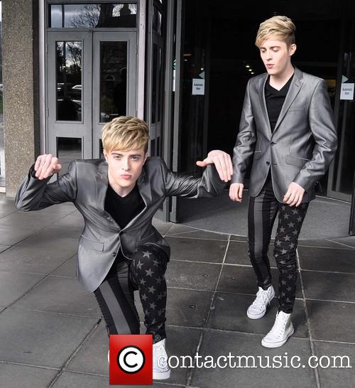 jedward-jedward-meeting-fans-at-rte-studios_4140238