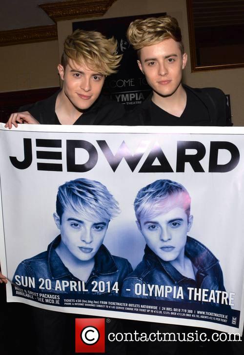 jedward-jedward-pose-at-the-olympia_4161955